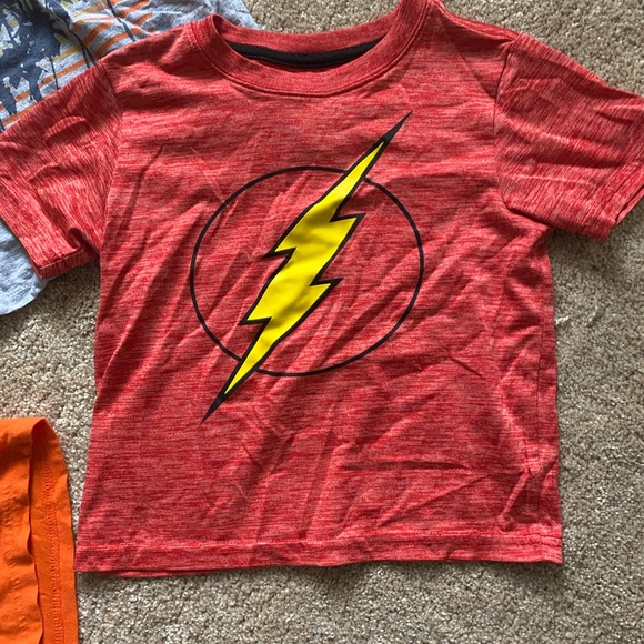 4 Tshirts included - Picture 2 of 5